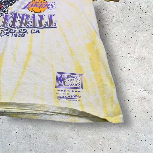 Los Angeles Lakers 16x World Champions Mitchell & Ness Tie-Dye T-Shirt - Size L - Picture 6 of 9